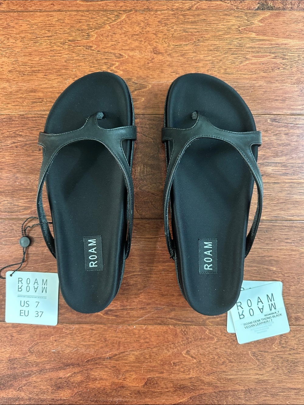 NWT. ROAM Demi Thong Vegan Black Minimalist Toe-Post Sandals - Picture 2 of 6